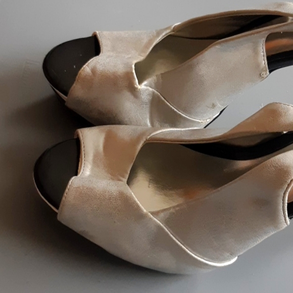 Vera Wang Shoes - Picture 1 of 4